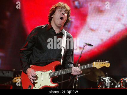 Gary Moore se produit sur scène dans le cadre du concert « The Miller Strat Pack » Fender, à la Wembley Arena le 24 septembre 2004 à Londres. Banque D'Images