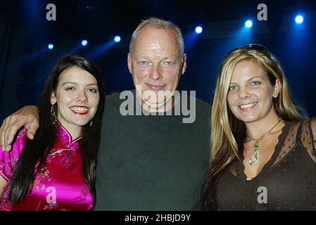 Dave Gilmour de Pink Floyd pose des coulisses avec Annie Clements et Theresa Anderson lors de la répétition avant la représentation de demain du Wembley Arena du concert Fender Strat Pack, aux Black Island Studios d'Acton, Londres. Banque D'Images