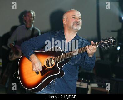 Paul Garrack, de Mike et The Mechanics, se produit en direct pendant la répétition avant la représentation de demain à l'arène Wembley du concert Fender Strat Pack, aux Black Island Studios d'Acton, Londres. Banque D'Images