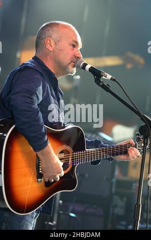 Paul Garrack, de Mike et The Mechanics, se produit en direct pendant la répétition avant la représentation de demain à l'arène Wembley du concert Fender Strat Pack, aux Black Island Studios d'Acton, Londres. Banque D'Images