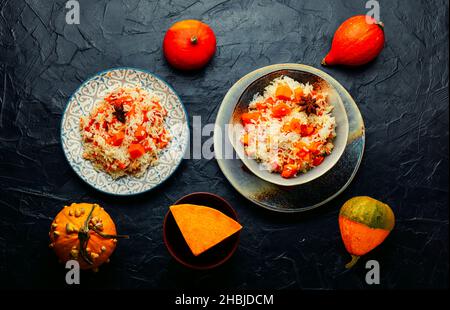 Riz à la citrouille parfumée et juteuse.Pilaf de légumes Banque D'Images