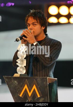 Jamie Cullum reçoit le prix de Lemar sur scène aux Mobo Awards 2004 au Royal Albert Hall de Londres. Banque D'Images