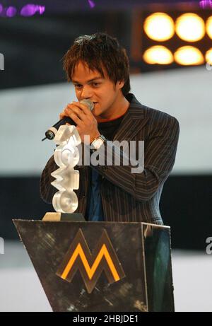 Jamie Cullum reçoit le prix de Lemar sur scène aux Mobo Awards 2004 au Royal Albert Hall de Londres. Banque D'Images