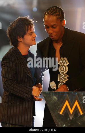 Jamie Cullum reçoit le prix de Lemar sur scène aux Mobo Awards 2004 au Royal Albert Hall de Londres. Banque D'Images