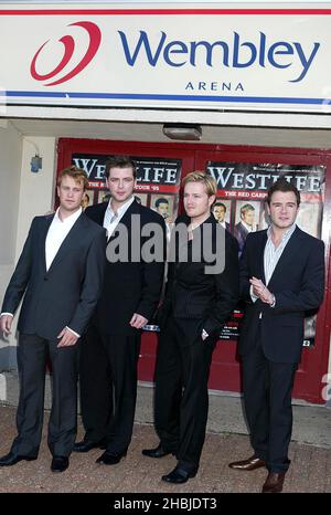 Westlife pose pour une prise de vue en groupe à l'extérieur de Wembley Arena annonçant 2005 dates pour leur visite. Banque D'Images