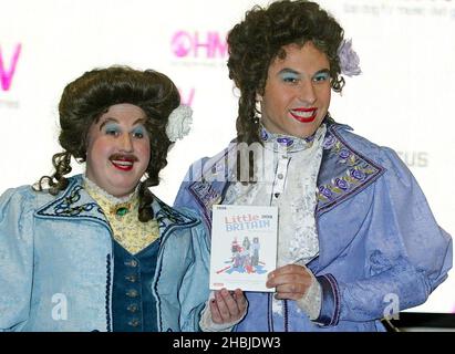 L'acteur Matt Lucas et David Walliams assistent à une séance de signature et de photocall pour leur DVD Little Britain Series 1 à HMV Oxford Street le 11 octobre 2004 à Londres. Banque D'Images