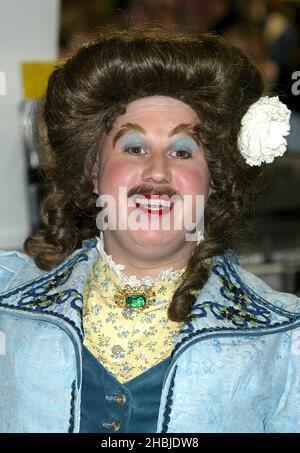 L'acteur Matt Lucas et David Walliams assistent à une séance de signature et de photocall pour leur DVD Little Britain Series 1 à HMV Oxford Street le 11 octobre 2004 à Londres. Banque D'Images