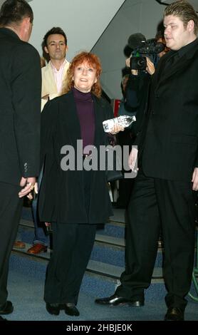 Petula Clark signe son DVD à HMV Oxford Circus à Londres. Banque D'Images