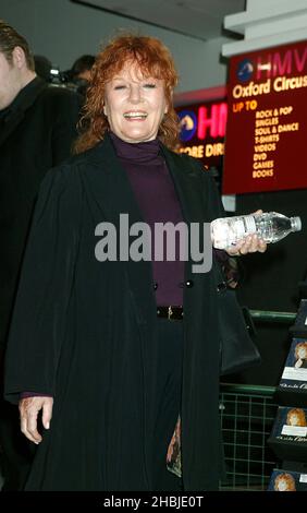 Petula Clark signe son DVD à HMV Oxford Circus à Londres. Drôle Banque D'Images