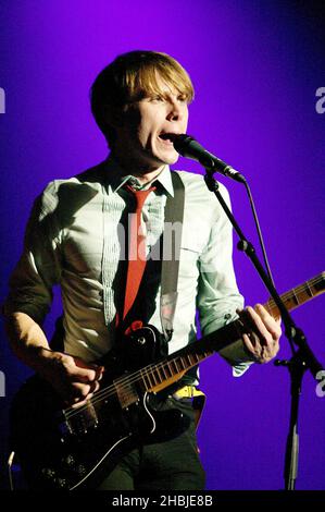 Robert Hardy;Alexander Kapranos;Nicholas McCarthy;Paul Thomson du groupe Franz Ferdinand se produit sur scène lors des trois dernières dates de Londres de leur tournée britannique à la Carling Academy Brixton le 28 octobre 2004 à Londres. Banque D'Images