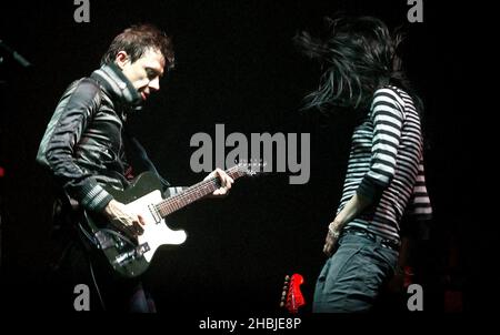 Les Kills, Alison et Jamie soutiennent le groupe Franz Ferdinand lors des trois dernières dates de Londres de leur tournée au Royaume-Uni à la Carling Academy Brixton le 28 octobre 2004 à Londres. Banque D'Images