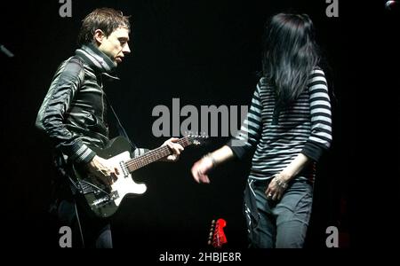 Les Kills, Alison et Jamie soutiennent le groupe Franz Ferdinand lors des trois dernières dates de Londres de leur tournée au Royaume-Uni à la Carling Academy Brixton le 28 octobre 2004 à Londres. Banque D'Images