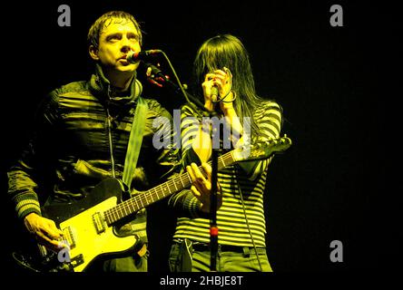 Les Kills, Alison et Jamie soutiennent le groupe Franz Ferdinand lors des trois dernières dates de Londres de leur tournée au Royaume-Uni à la Carling Academy Brixton le 28 octobre 2004 à Londres. Banque D'Images