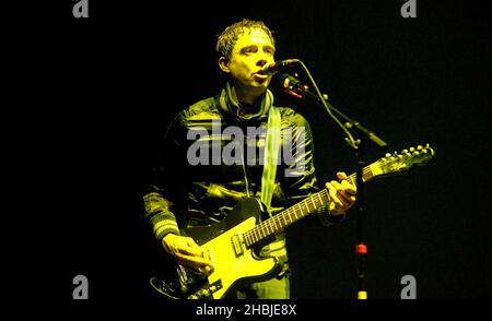 Les Kills, Alison et Jamie soutiennent le groupe Franz Ferdinand lors des trois dernières dates de Londres de leur tournée au Royaume-Uni à la Carling Academy Brixton le 28 octobre 2004 à Londres. Banque D'Images