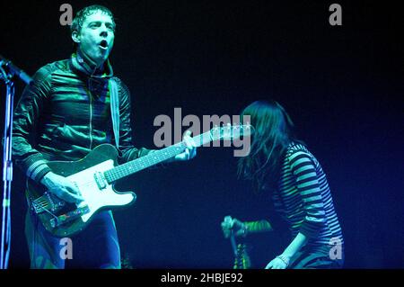 Les Kills, Alison et Jamie soutiennent le groupe Franz Ferdinand lors des trois dernières dates de Londres de leur tournée au Royaume-Uni à la Carling Academy Brixton le 28 octobre 2004 à Londres. Banque D'Images