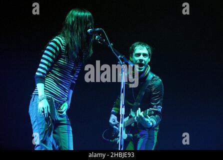 Les Kills, Alison et Jamie soutiennent le groupe Franz Ferdinand lors des trois dernières dates de Londres de leur tournée au Royaume-Uni à la Carling Academy Brixton le 28 octobre 2004 à Londres. Banque D'Images