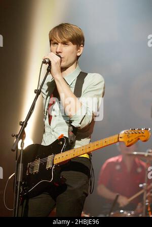 Robert Hardy;Alexander Kapranos;Nicholas McCarthy;Paul Thomson du groupe Franz Ferdinand se produit sur scène lors des trois dernières dates de Londres de leur tournée britannique à la Carling Academy Brixton le 28 octobre 2004 à Londres. Banque D'Images