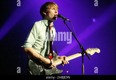 Robert Hardy;Alexander Kapranos;Nicholas McCarthy;Paul Thomson du groupe Franz Ferdinand se produit sur scène lors des trois dernières dates de Londres de leur tournée britannique à la Carling Academy Brixton le 28 octobre 2004 à Londres. Banque D'Images