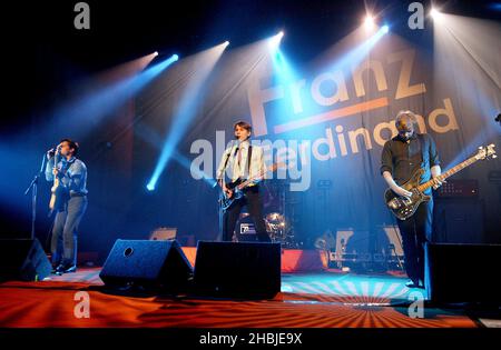 Robert Hardy, Alexander Kapranos, Nicholas McCarthy, Paul Thomson du groupe Franz Ferdinand se produit sur scène lors des trois dernières dates de Londres de leur tournée britannique à la Carling Academy Brixton le 28 octobre 2004 à Londres. Banque D'Images