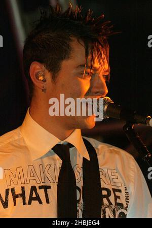 Busted; Matt Willis assiste et se produit sur scène à la cérémonie annuelle d'allumage des lumières de Noël de Regent Street, après avoir joué en direct, à Regent Street le 7 novembre 2004 à Londres. Banque D'Images