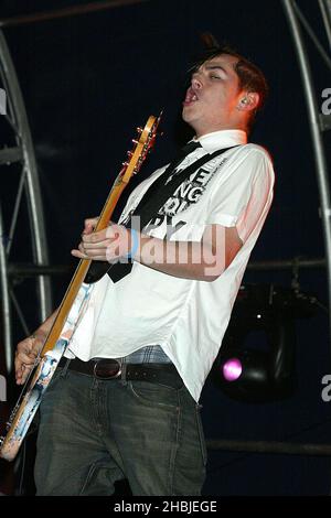 Busted; Matt Willis assiste et se produit sur scène à la cérémonie annuelle d'allumage des lumières de Noël de Regent Street, après avoir joué en direct, à Regent Street le 7 novembre 2004 à Londres. Banque D'Images