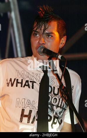 Busted; Matt Willis assiste et se produit sur scène à la cérémonie annuelle d'allumage des lumières de Noël de Regent Street, après avoir joué en direct, à Regent Street le 7 novembre 2004 à Londres. Banque D'Images