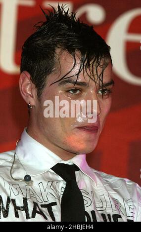 Busted; Matt Willis assiste et se produit sur scène à la cérémonie annuelle d'allumage des lumières de Noël de Regent Street, après avoir joué en direct, à Regent Street le 7 novembre 2004 à Londres. Prise de vue Banque D'Images