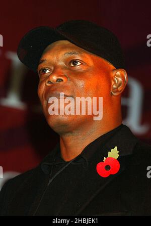 L'acteur Samuel L Jackson assiste à la cérémonie annuelle d'allumage des lumières de Noël de Regent Street, après avoir joué en direct, à Regent Street le 7 novembre 2004 à Londres. L'interrupteur marche fait office d'après-fête à la suite de la première britannique de la nouvelle animation Disney/Pixar « les Incredibles », avec l'écran lumineux présentant des personnages du nouveau film. Banque D'Images