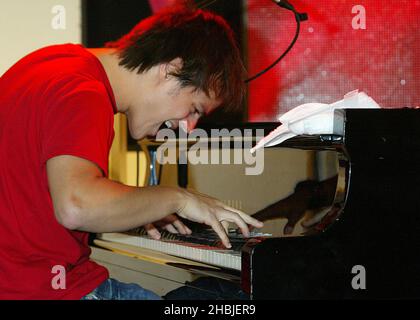 Le chanteur de jazz Jamie Cullum joue en direct et signe des copies de son nouveau single « Everdurable Love », présenté sur la bande-son « Bridget Jones: The Edge of Reason » et sorti le 15 novembre, à HMV Oxford Street, le 9 novembre 2004 à Londres. Banque D'Images