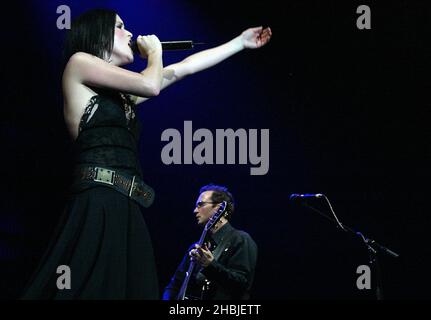 Andrea des Corrs se produit sur scène au Wembley Arena le 8 novembre 2004 à Londres. Le concert fait la promotion du nouvel album de cette année « Exempruntés ciel », Banque D'Images