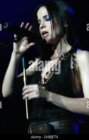 Andrea des Corrs se produit sur scène au Wembley Arena le 8 novembre 2004 à Londres. Le concert fait la promotion du nouvel album de cette année « Exempruntés ciel », Banque D'Images