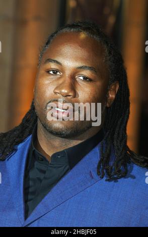 Lennox Lewis arrive à la finale du 'UK Music Hall of Fame', la série Channel 4 qui regarde la musique populaire des années 1950 aux années 1990, au Hackney Empire le 11 novembre 2004 à Londres. Prise de vue Banque D'Images