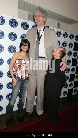 Kym Ryder, Chris Greener le plus grand homme du monde et Wayne Sleep assistent à la fête d'anniversaire de Guinness World Records - 50th au Royal Opera House le 16 novembre 2004 à Londres. Banque D'Images