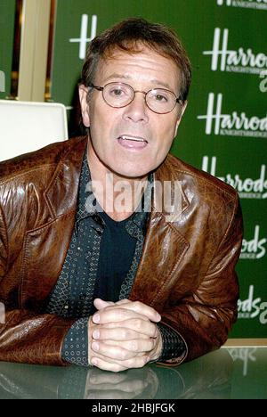 Mike Read, DJ radio de 'Merry Cliffmas', présente le chanteur Sir Cliff Richard, qui rencontre des fans et signe des copies de son dernier album 'Somethin' is Goin' on' et DVD 'Cliff Richard Live - Castles in the Air' à Harrods le 1 décembre 2004 à Londres. Banque D'Images