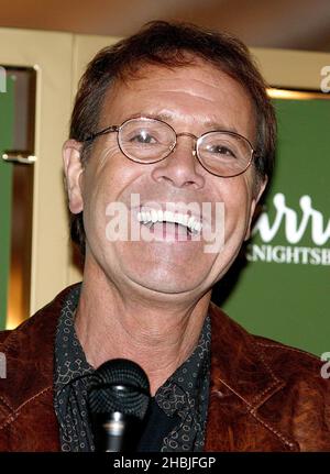 Mike Read, DJ radio de 'Merry Cliffmas', présente le chanteur Sir Cliff Richard, qui rencontre des fans et signe des copies de son dernier album 'Somethin' is Goin' on' et DVD 'Cliff Richard Live - Castles in the Air' à Harrods le 1 décembre 2004 à Londres. Banque D'Images