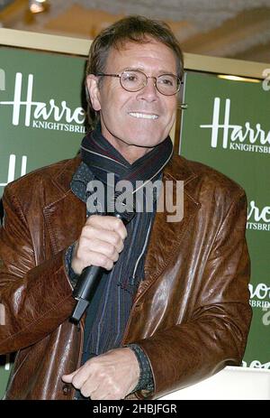 Mike Read, DJ radio de 'Merry Cliffmas', présente le chanteur Sir Cliff Richard, qui rencontre des fans et signe des copies de son dernier album 'Somethin' is Goin' on' et DVD 'Cliff Richard Live - Castles in the Air' à Harrods le 1 décembre 2004 à Londres. Banque D'Images