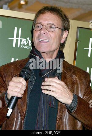 Mike Read, DJ radio de 'Merry Cliffmas', présente le chanteur Sir Cliff Richard, qui rencontre des fans et signe des copies de son dernier album 'Somethin' is Goin' on' et DVD 'Cliff Richard Live - Castles in the Air' à Harrods le 1 décembre 2004 à Londres. Banque D'Images