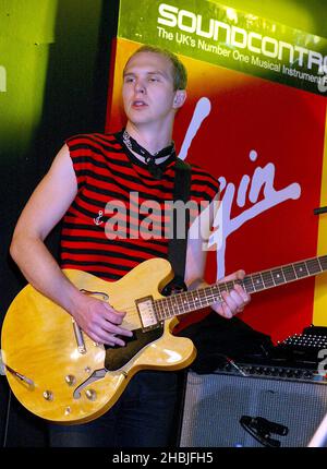 Bjorn Agren, du groupe de rock indépendant de Londres Razorlight, joue en direct et signe des copies de son dernier single « RIP IT Up », sorti le 29 novembre, à Virgin Megastore, Oxford Street, le 2 décembre 2004 à Londres. Banque D'Images