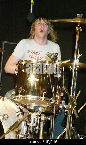 Christian Smith-Pancorvo, du groupe de rock indépendant de Londres Razorlight, joue en direct et signe des copies de son dernier single 'RIP IT Up', sorti le 29 novembre, à Virgin Megastore, Oxford Street, le 2 décembre 2004 à Londres. Banque D'Images