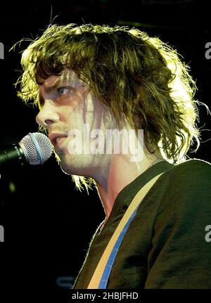 Johnny Borrell, du groupe de rock indépendant de Londres Razorlight, joue en direct et signe des copies de son dernier single 'RIP IT Up', sorti le 29 novembre, à Virgin Megastore, Oxford Street, le 2 décembre 2004 à Londres. Banque D'Images