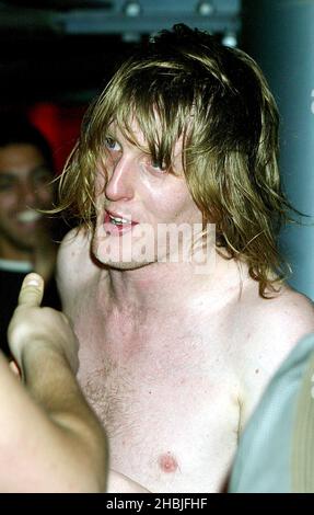 Christian Smith-Pancorvo, du groupe de rock indépendant de Londres Razorlight, joue en direct et signe des copies de son dernier single 'RIP IT Up', sorti le 29 novembre, à Virgin Megastore, Oxford Street, le 2 décembre 2004 à Londres. Banque D'Images