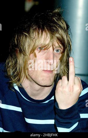 Christian Smith-Pancorvo, du groupe de rock indépendant de Londres Razorlight, joue en direct et signe des copies de son dernier single 'RIP IT Up', sorti le 29 novembre, à Virgin Megastore, Oxford Street, le 2 décembre 2004 à Londres. Banque D'Images