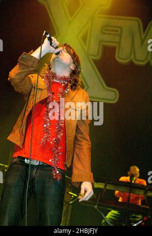 Danny McNamara de Embrace se produit sur scène au « XFM's Winter Wonderland », un concert de charité organisé par la station de radio de Londres XFM, au Carling Apollo Hammersmith le 5 décembre 2004 à Londres. Banque D'Images