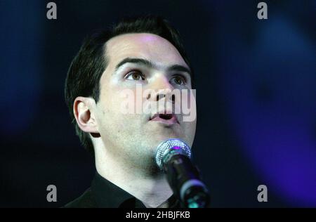 Jimmy Carr comedian se produit sur scène à 'XFM's Winter Wonderland', un concert de charité organisé par la station de radio de Londres XFM, au Carling Apollo Hammersmith le 5 décembre 2004 à Londres. Banque D'Images