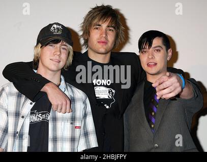 Charlie Simpson, James Bourne et Matt Willis de Busted assistent à une conférence de presse pour annoncer leur scission à l'hôtel Soho le 14 janvier 2005 à Londres. Banque D'Images