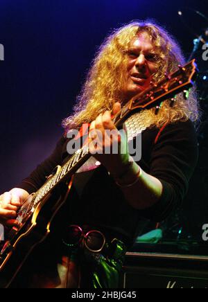 Scott Gorham, chanteur du groupe de rock Thin Lizzy, se produit sur scène à la date de Londres de sa tournée au Royaume-Uni, au Shepherds Bush Empire à Londres. Banque D'Images