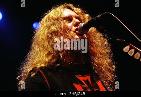 Scott Gorham, chanteur du groupe de rock Thin Lizzy, se produit sur scène à la date de Londres de sa tournée au Royaume-Uni, au Shepherds Bush Empire à Londres. Banque D'Images