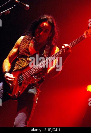 Le bassiste Marco Menzo du groupe de rock Thin Lizzy se produit sur scène à la date de Londres de leur tournée au Royaume-Uni, au Shepherds Bush Empire à Londres. Banque D'Images