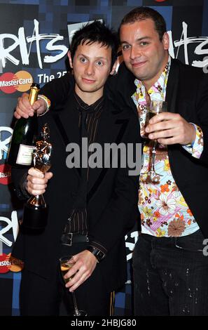 Muse au Brit Awards 2005, Earls court, Londres. Banque D'Images