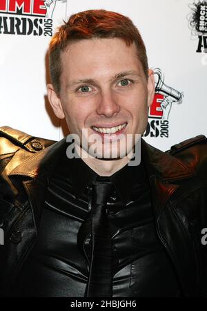 Alex Kapranos, de Franz Ferdinand, arrive à l'intérieur des arrivées aux Shockwaves NME Awards 2005 au Hammersmith Palais le 17 février 2005 à Londres. Banque D'Images